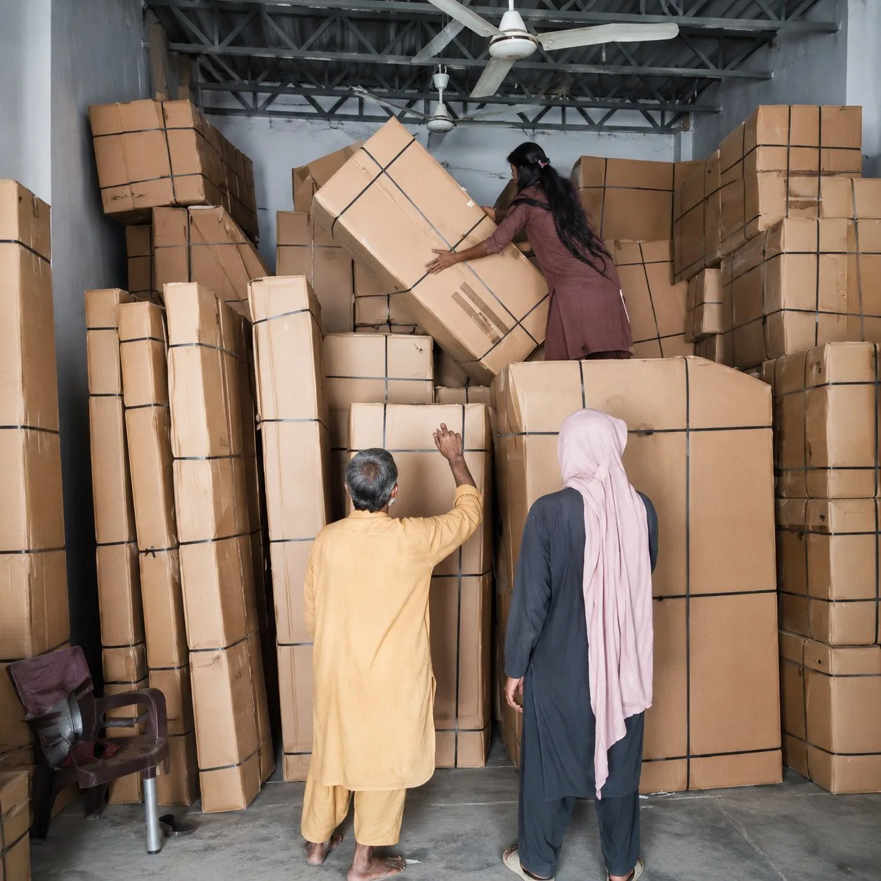 Team packing export cartons